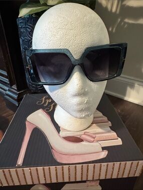 Women’s Oversized Black Gradient Lens Sunglasses